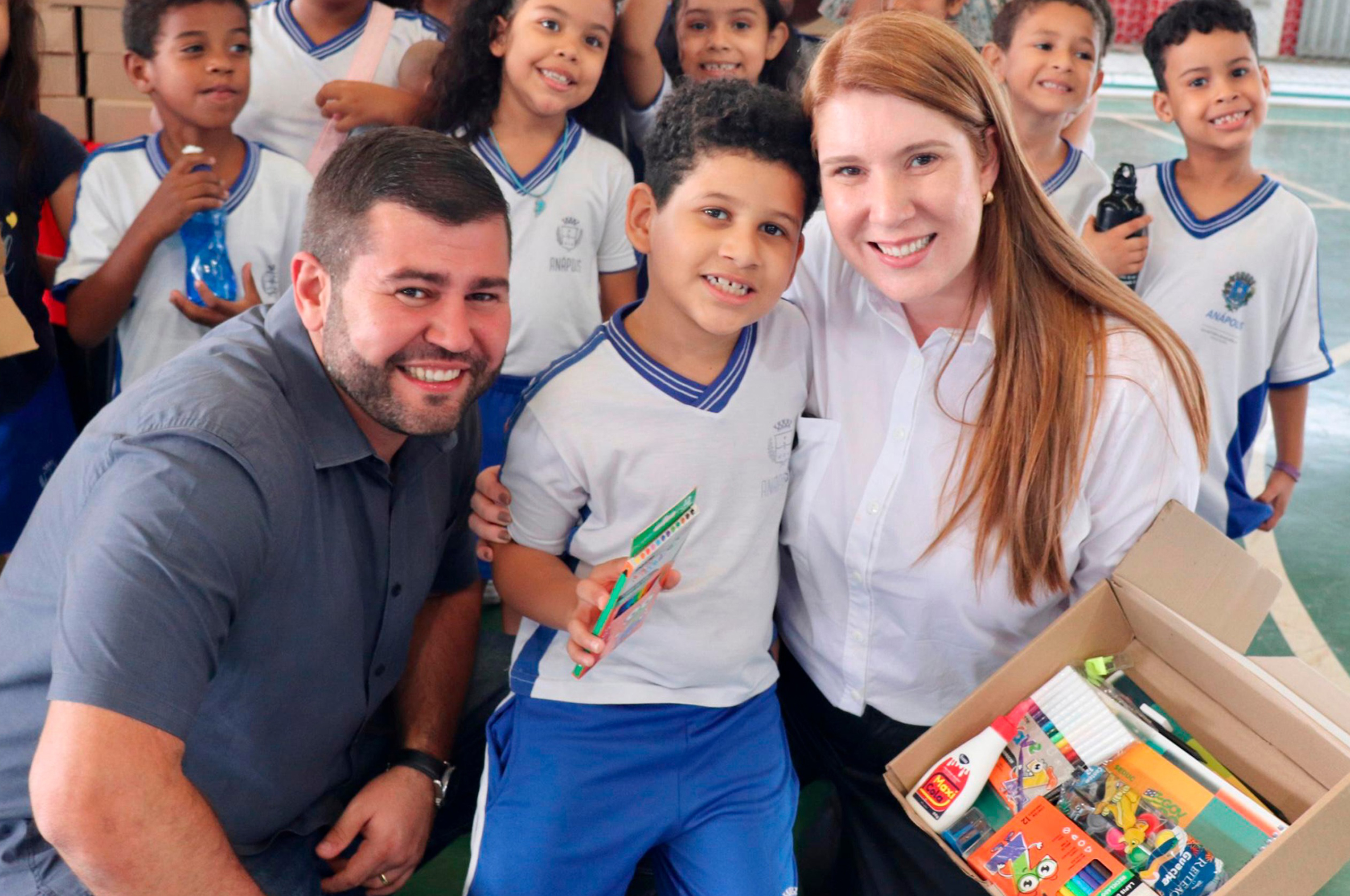 Presidente Andreia Rezende participa ao lado do deputado estadual Amilton Filho de entrega de parquinho na Escola Dona Alexandrina
