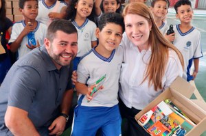 Presidente Andreia Rezende participa ao lado do deputado estadual Amilton Filho de entrega de parquinho na Escola Dona Alexandrina