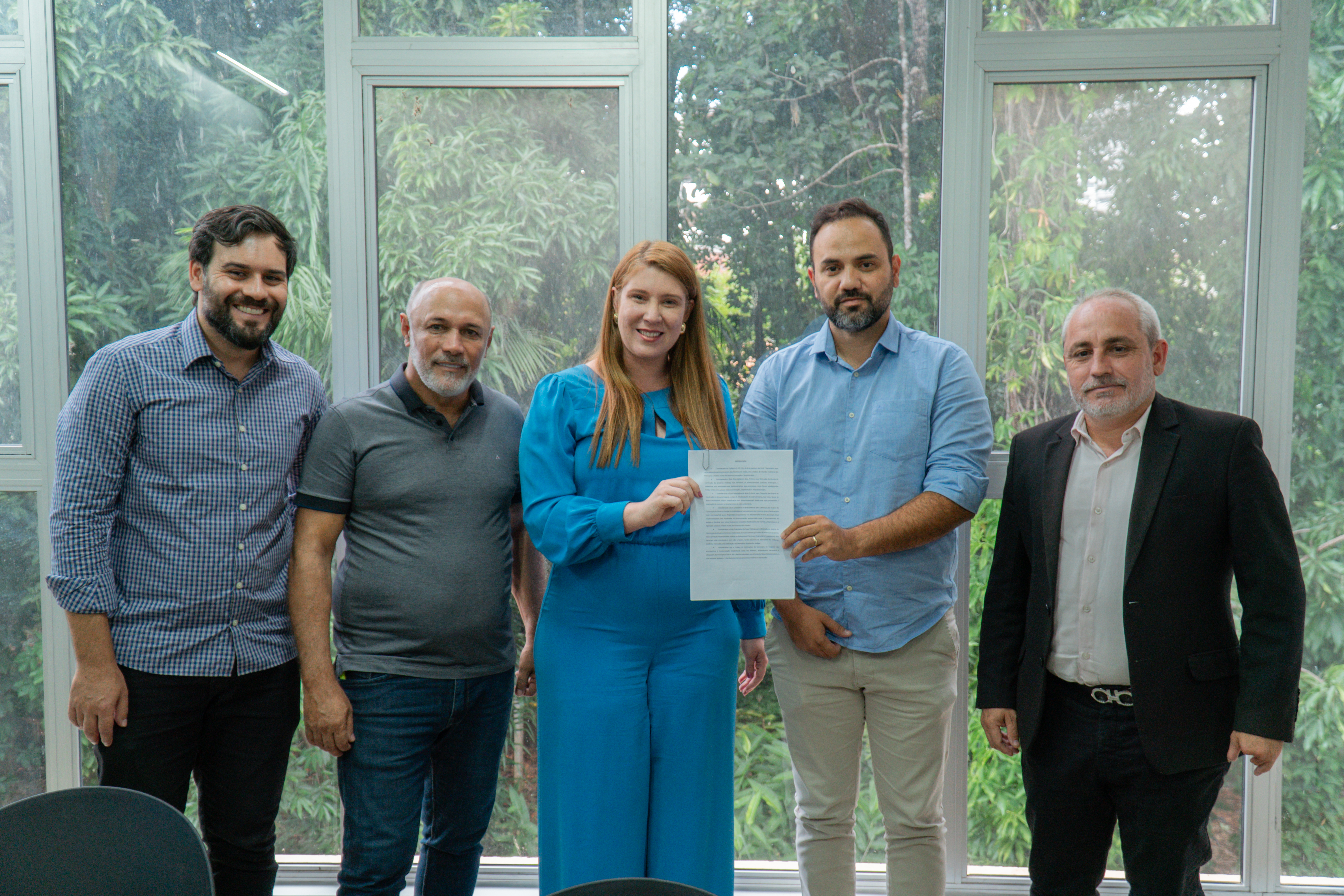 Presidente Andreia Rezende recebe minuta do projeto de lei que cria o Alvará Declaratório, para agilizar emissão de Alvará de Construção de imóveis de até 210 m²