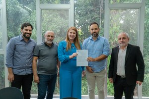 Presidente Andreia Rezende recebe minuta do projeto de lei que cria o Alvará Declaratório, para agilizar emissão de Alvará de Construção de imóveis de até 210 m²