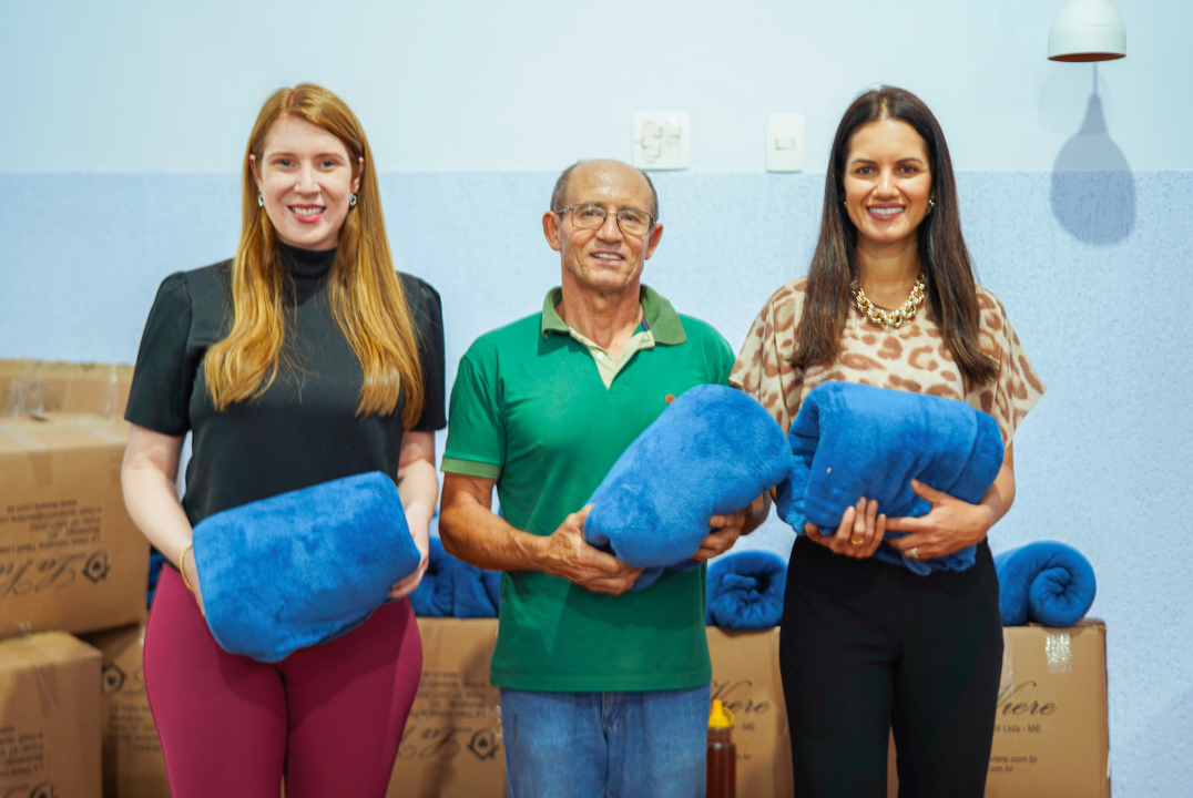 Presidente da Câmara, Andreia Rezende, participa de entrega de cobertores a instituições do 3º setor em Anápolis
