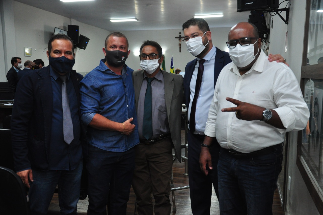 Presidente Leandro Ribeiro recepciona três vereadores eleitos durante sessão da Câmara