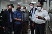 Presidente Leandro Ribeiro recepciona três vereadores eleitos durante sessão da Câmara