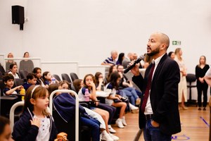 Professor Marcos Carvalho exalta visita à Câmara de alunos do Colégio Crescer