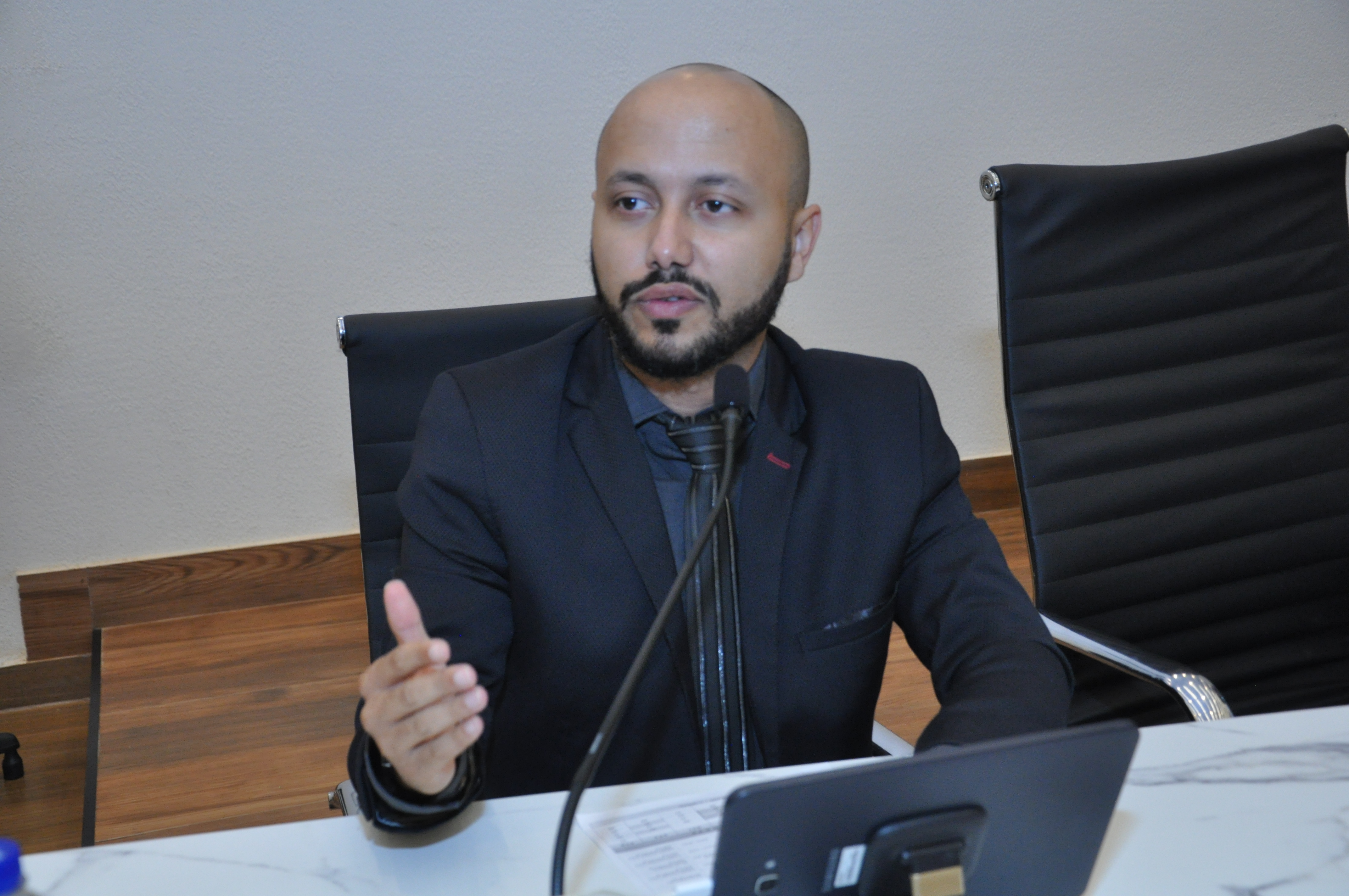 Professor Marcos cobra nomeação de mais 100 professores do cadastro de reservas