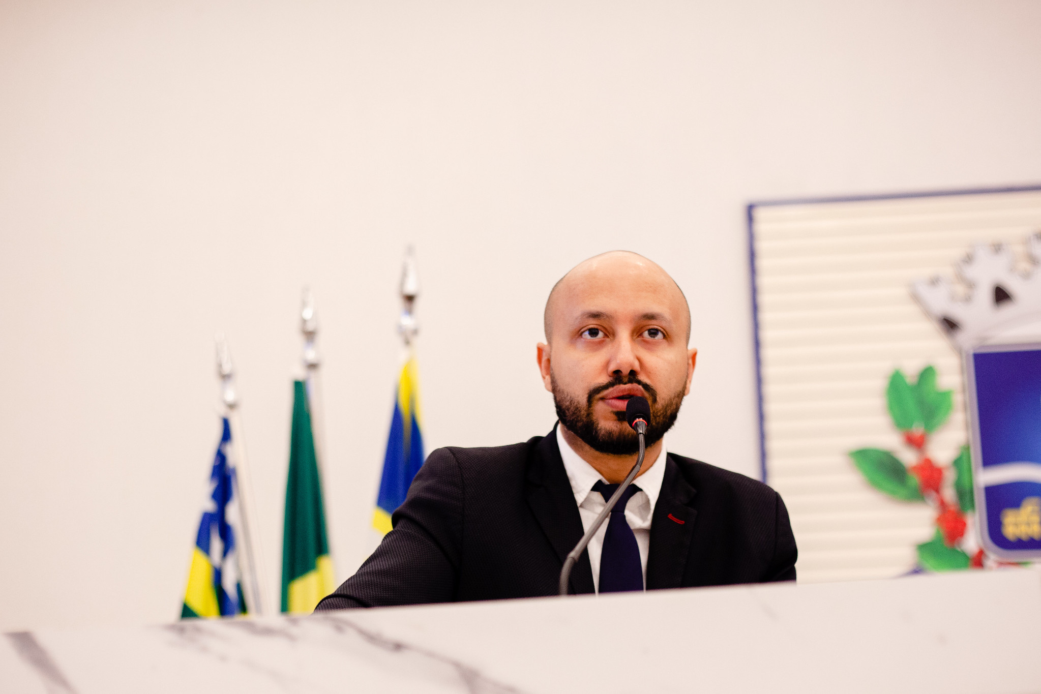 Professor Marcos defende melhora salarial aos cuidadores, reforma em escola municipal e informa sobre mudança no cartão do SUS