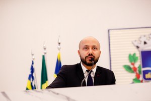 Professor Marcos defende melhora salarial aos cuidadores, reforma em escola municipal e informa sobre mudança no cartão do SUS