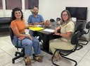 Professor Marcos entrega ofício e abaixo-assinado à secretária de educação solicitando ampliação da Escola Municipal Professor Ernst Heeger