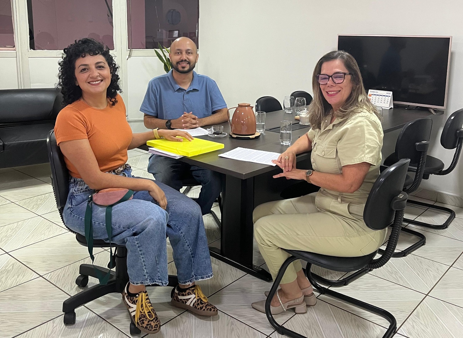 Professor Marcos entrega ofício e abaixo-assinado à secretária de educação solicitando ampliação da Escola Municipal Professor Ernst Heeger