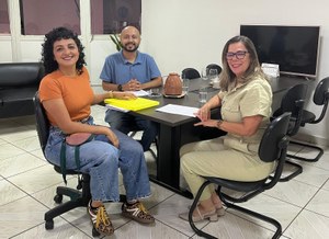 Professor Marcos entrega ofício e abaixo-assinado à secretária de educação solicitando ampliação da Escola Municipal Professor Ernst Heeger