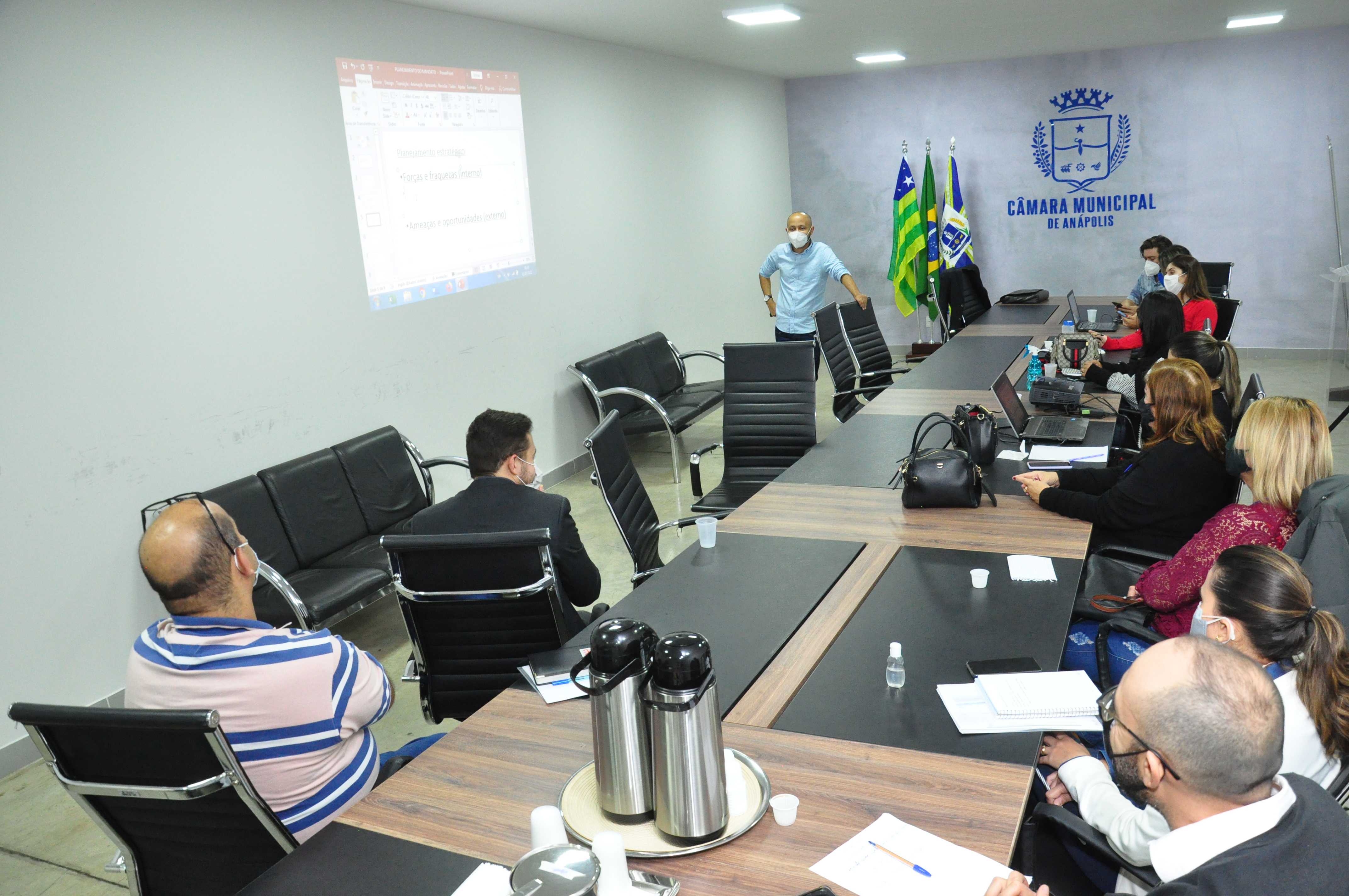 Professor Marcos faz reunião de planejamento com equipe do gabinete
