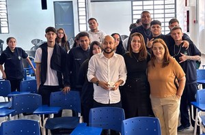 Professor Marcos palestra sobre futuro profissional para estudantes do Colégio Estadual Professor Faustino