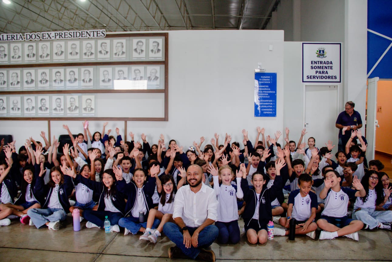 Professor Marcos realiza visita especial com estudantes à Câmara Municipal de Anápolis