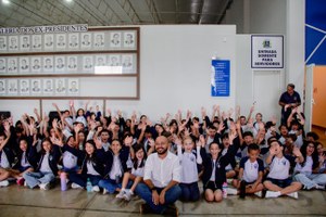 Professor Marcos realiza visita especial com estudantes à Câmara Municipal de Anápolis