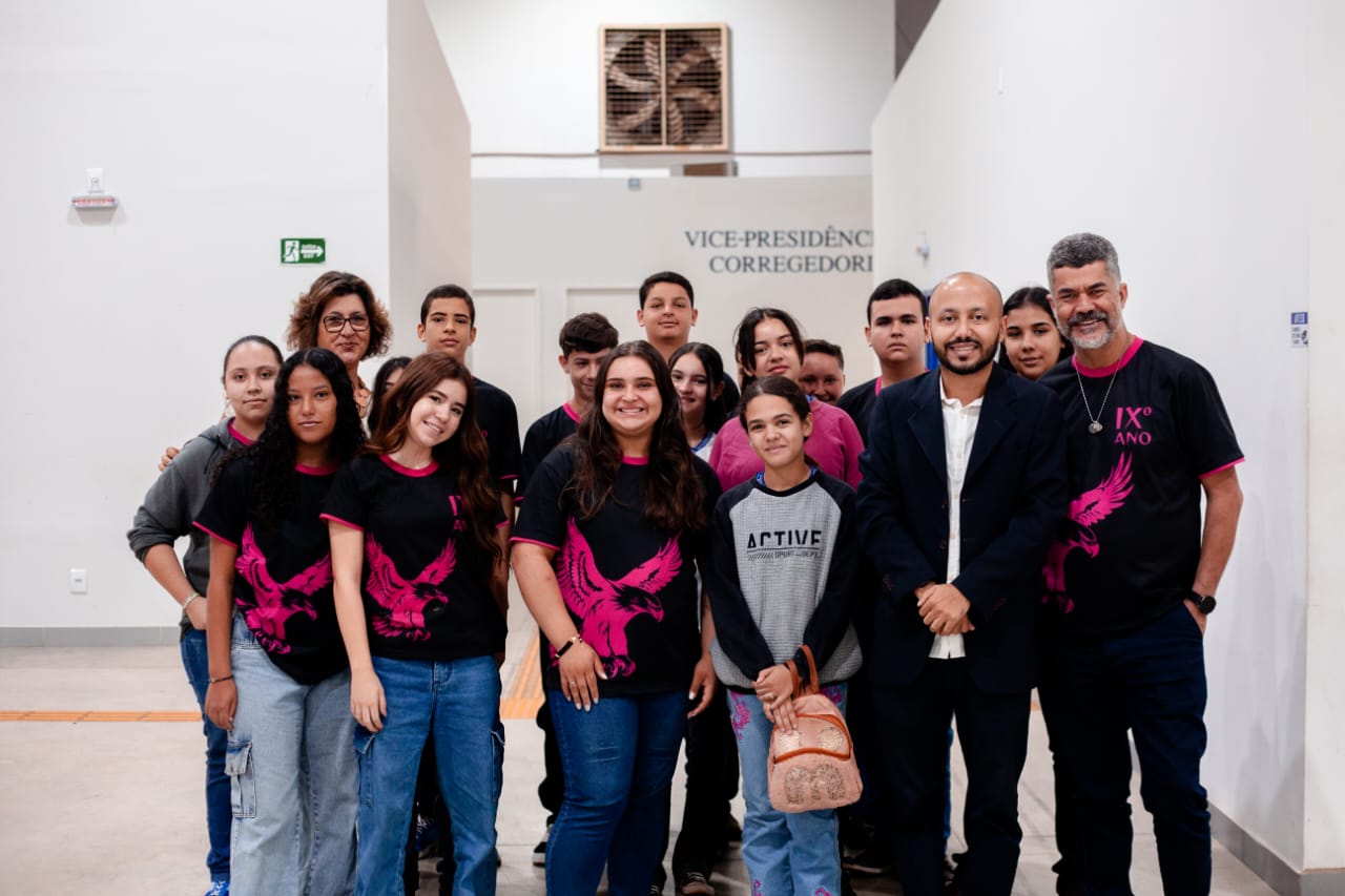 Professor Marcos recebe alunos da zona rural em visita guiada à Câmara de Anápolis