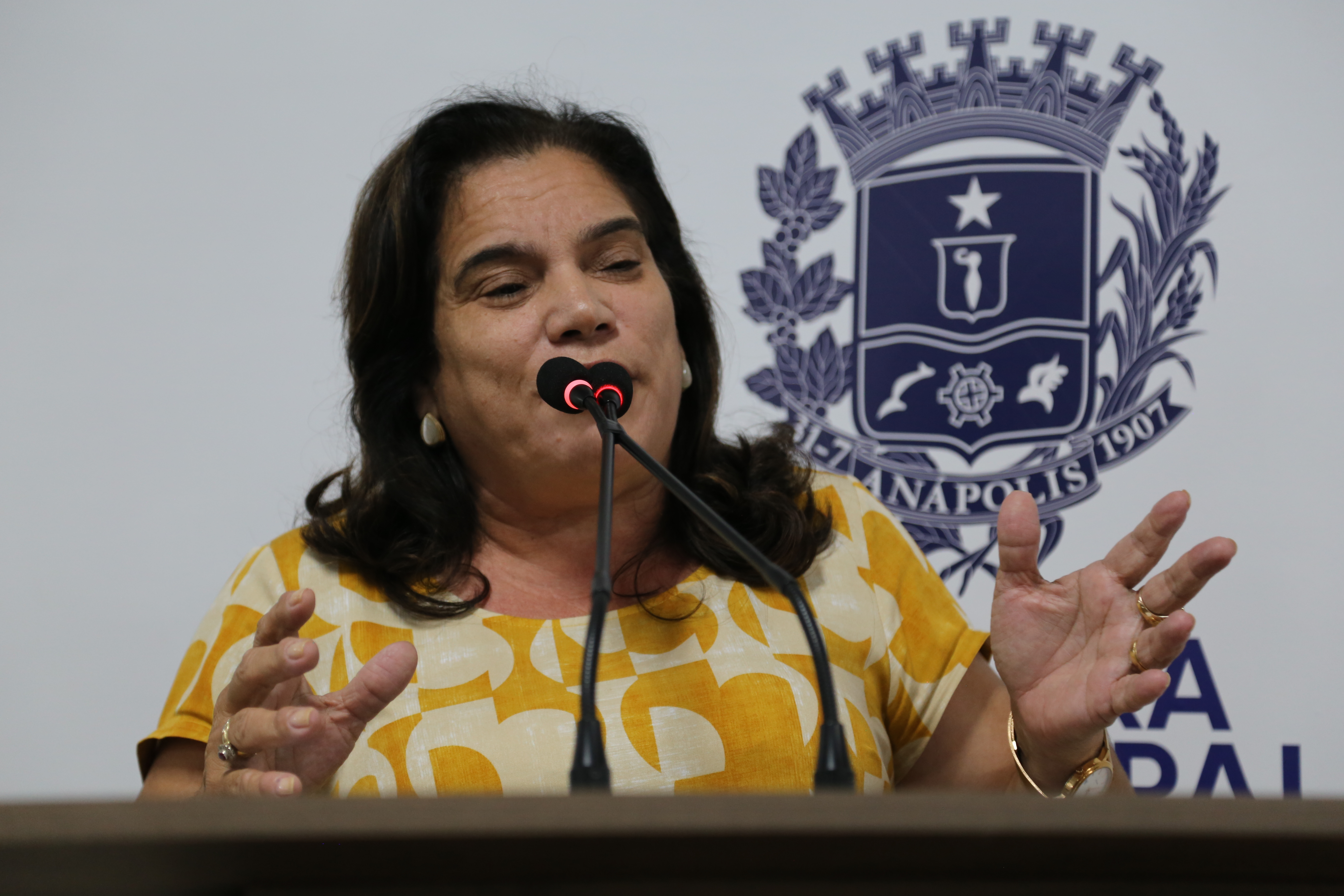 Professora Geli defende políticas públicas de inclusão e elogia Associação dos Surdos de Anápolis