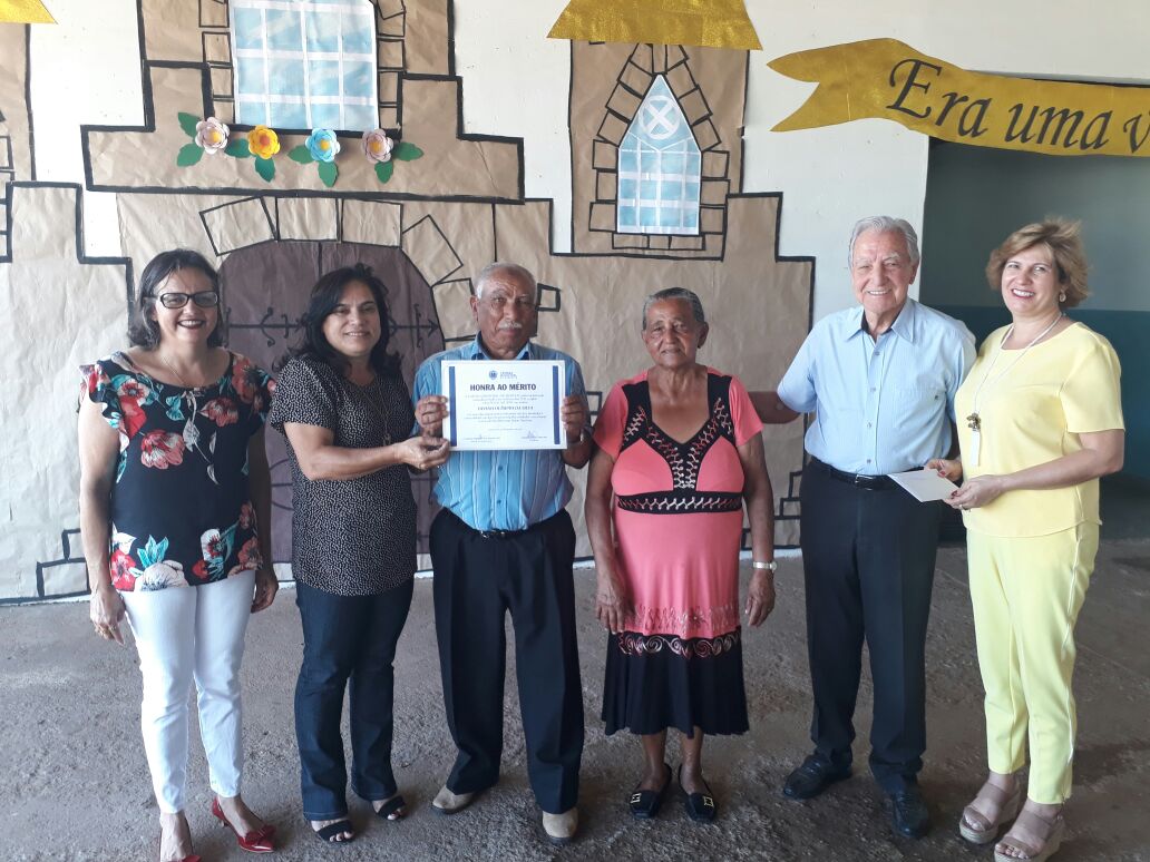 Professora Geli Sanches entrega Moção de Aplausos a Divino Olímpio da Silva