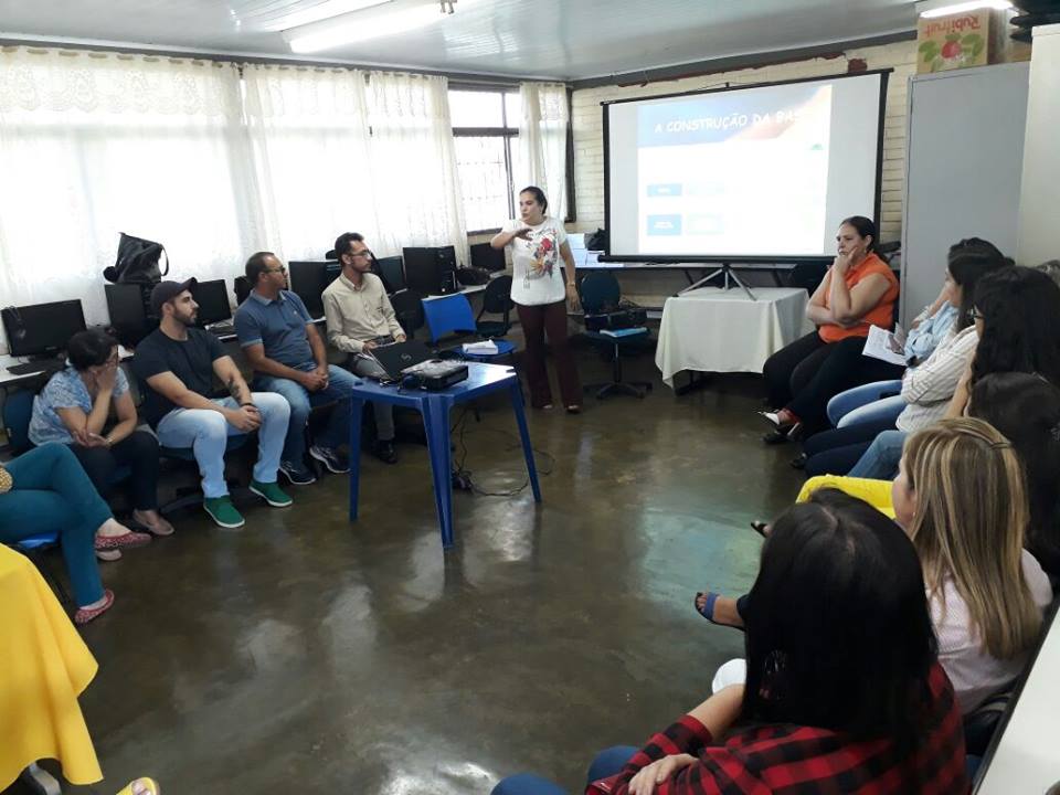 Professora Geli Sanches palestra sobre BNCC em escolas municipais