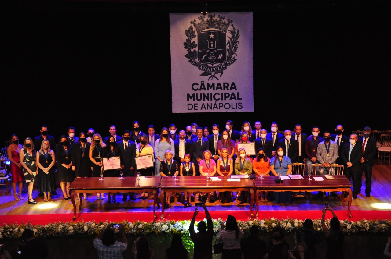 Professores são homenageados com a Comenda Nadyr de Souza Andrade