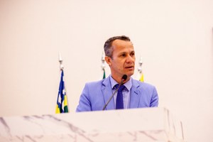 Reamilton exalta iluminação azul na fachada da Câmara e pede apoio para programa de capacitação em libras