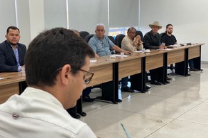 Reamilton Espíndola representa o Poder Legislativo em reunião na Emater Goiás