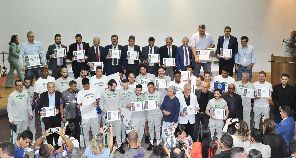 Seleção Brasileira de Basquete, entidades e ex-atletas são homenageados pelo Poder Legislativo
