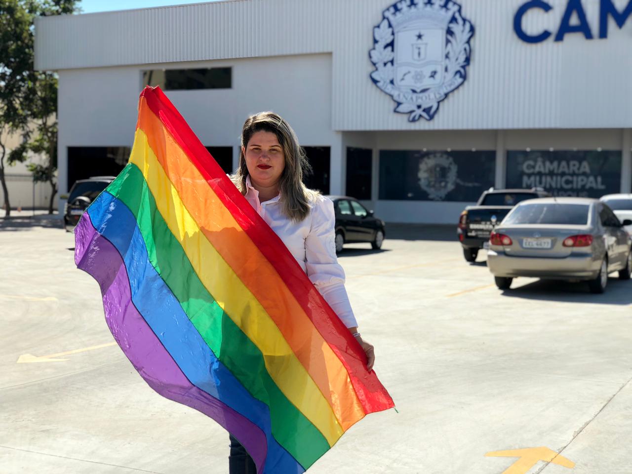 Seliane da SOS protocola projeto que pune práticas discriminatórias em razão de orientação sexual