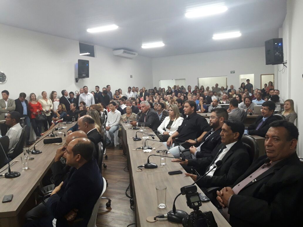 Servidores municipais lotam plenário da Câmara para prestigiar entrega da Medalha Gerson Pereira de Araújo e celebrar homenagem do Legislativo à categoria