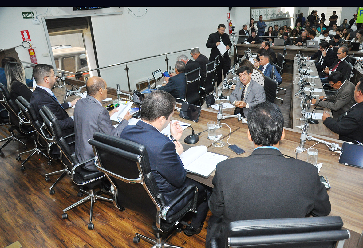 Sessão extra: aprovados Refis, contratação temporária na Educação e mais 10 projetos