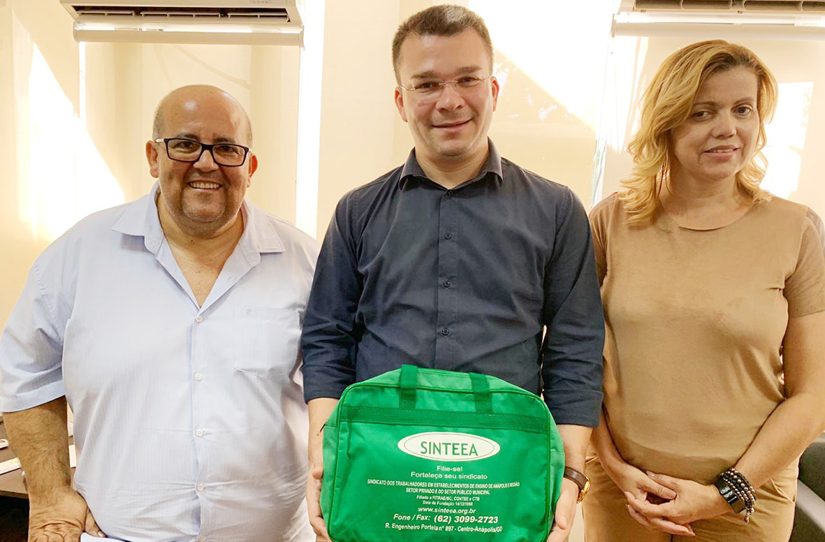 Teles Júnior debate demandas da educação durante reunião com dirigentes do SINTEEA