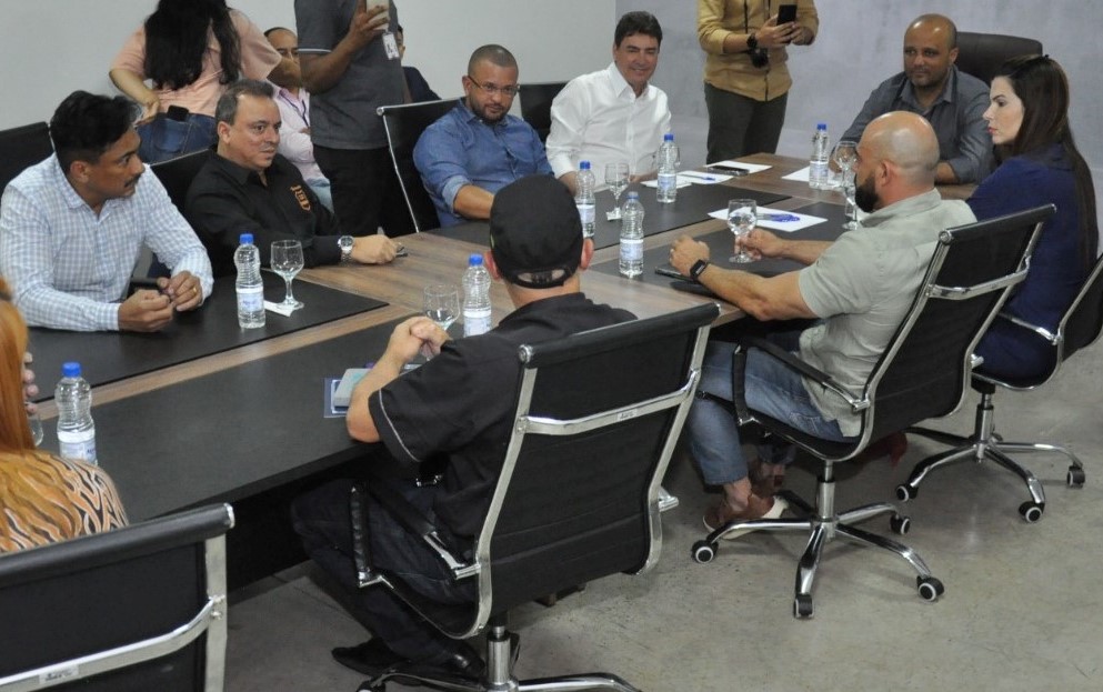Thaís Souza e Cabo Fred recebem deputado Vítor Hugo para anúncio de emendas destinadas a obras de saúde pública