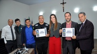 Thaís Souza homenageia delegado e agente da Polícia Civil por defesa da causa animal