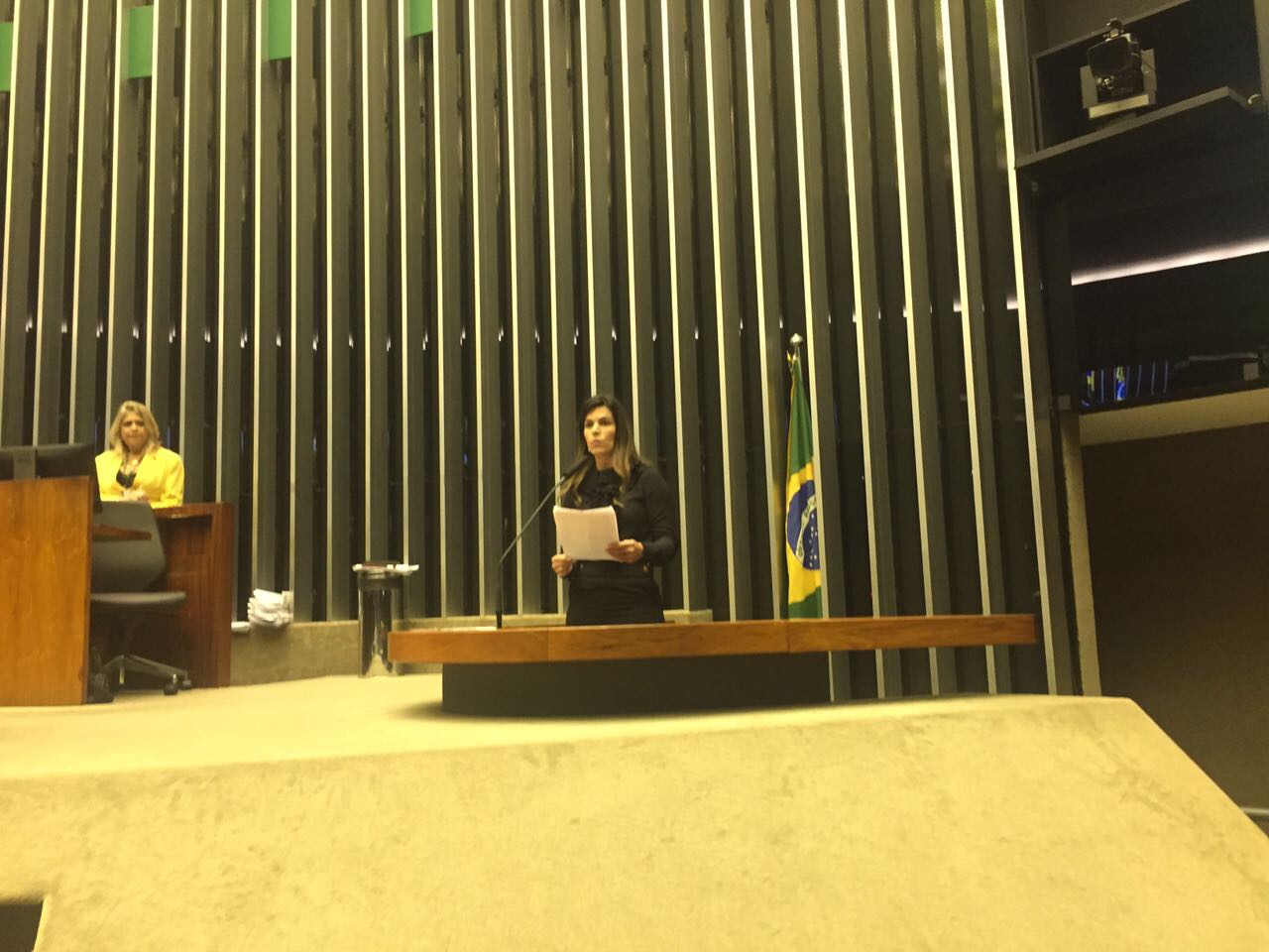 Thaís Souza é homenageada em Brasília por trabalho em defesa de políticas públicas para causa animal