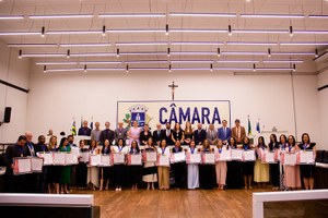 Trajetória de profissionais da Educação de Anápolis é reconhecida com medalha Nadyr de Souza Andrade