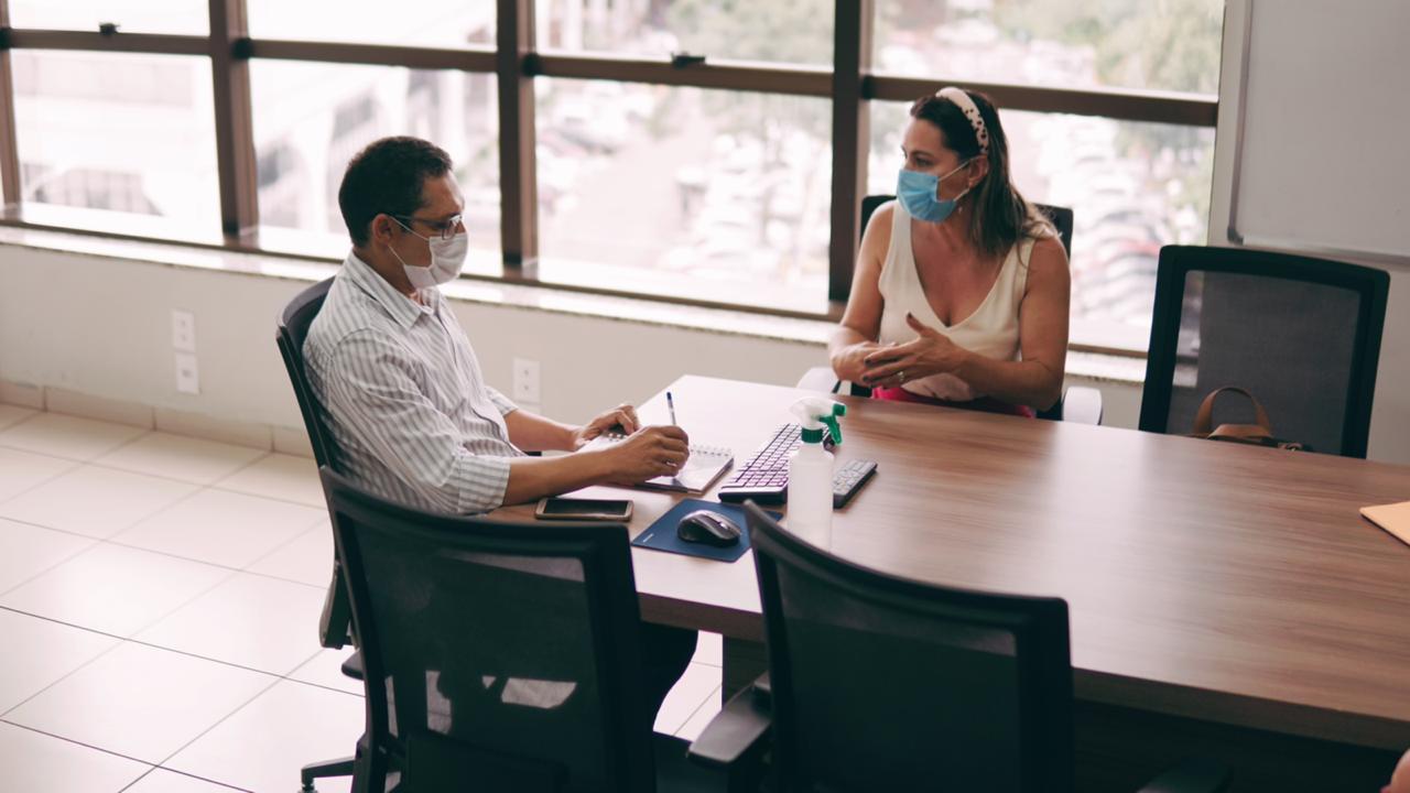 Trícia Barreto apresenta projetos e conversa sobre vacina com secretário Júlio Spíndola