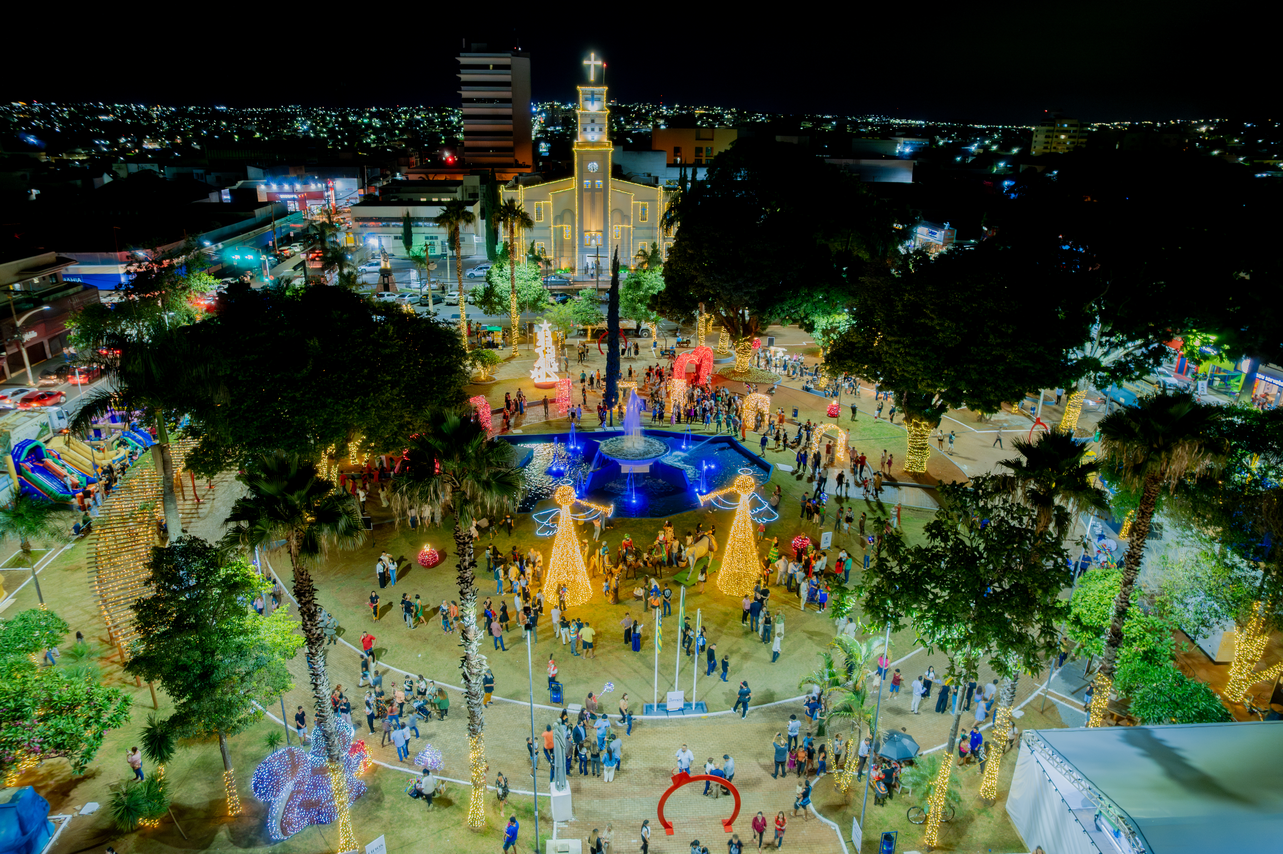 União de esforços: Natal do Anapolino é iniciado com iluminação, neve e presença maciça da população