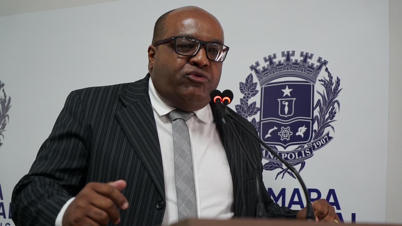 Delcimar Fortunato fala sobre igualdade racial e coloca mandato à disposição da comunidade