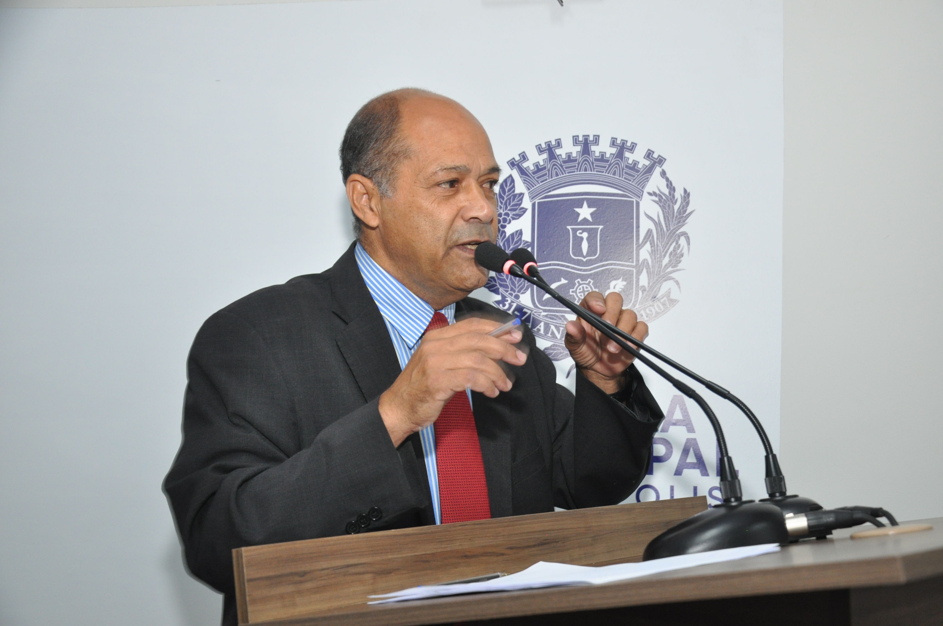 Vereador Luiz Lacerda pede melhorias em faixas de pedestres e no terminal urbano