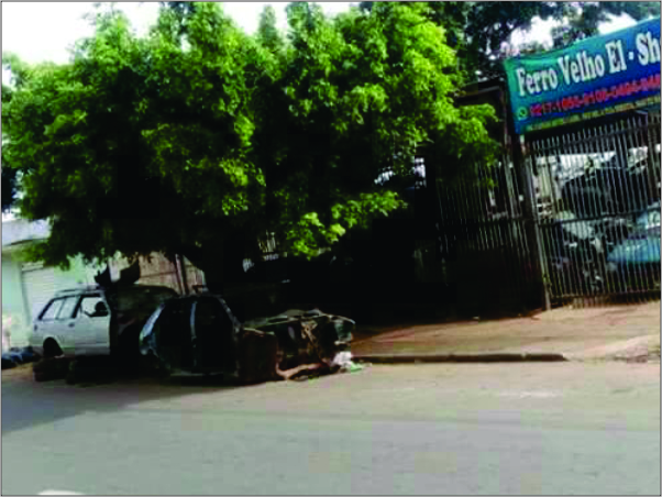 Vereador pastor Elias Ferreira pede retirada de sucata da Avenida Presidente Kennedy