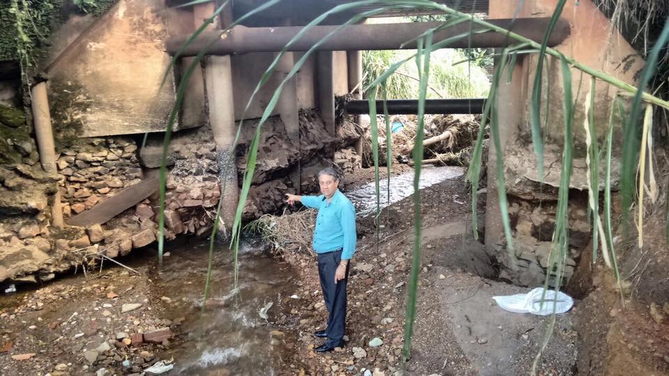 Vereador Pastor Elias mostra situação da ponte que liga o Maracanã a Vila Santa Isabel