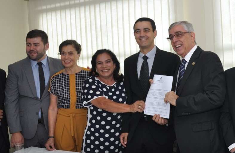 Vereadores acompanham assinatura do termo de instalação de três novos juizados em Anápolis