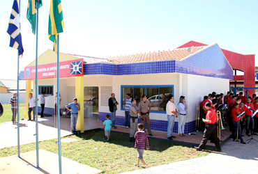 Vereadores conferem entrega do CMEI no Residencial das Flores