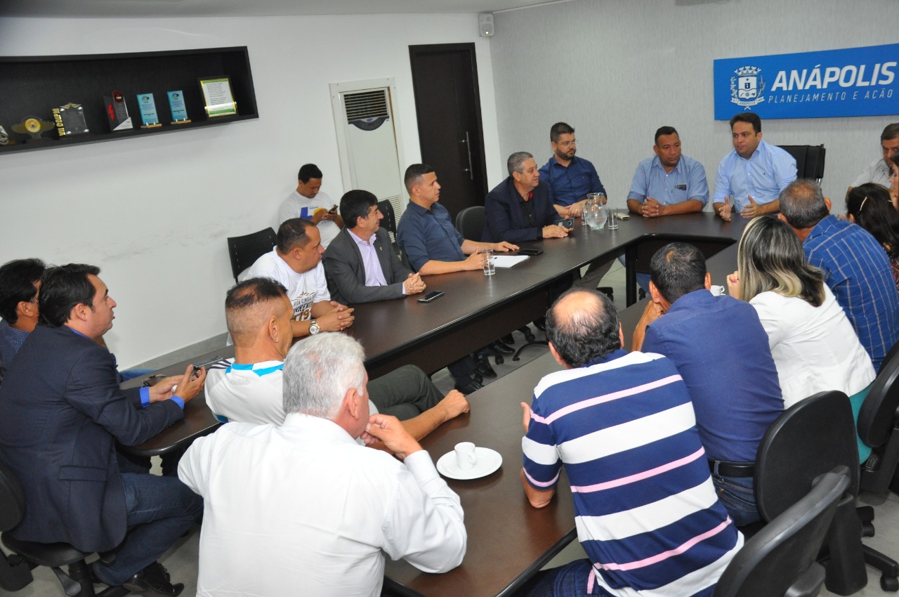 Vereadores conversam com Roberto Naves sobre emendas impositivas e roçagem de lotes particulares