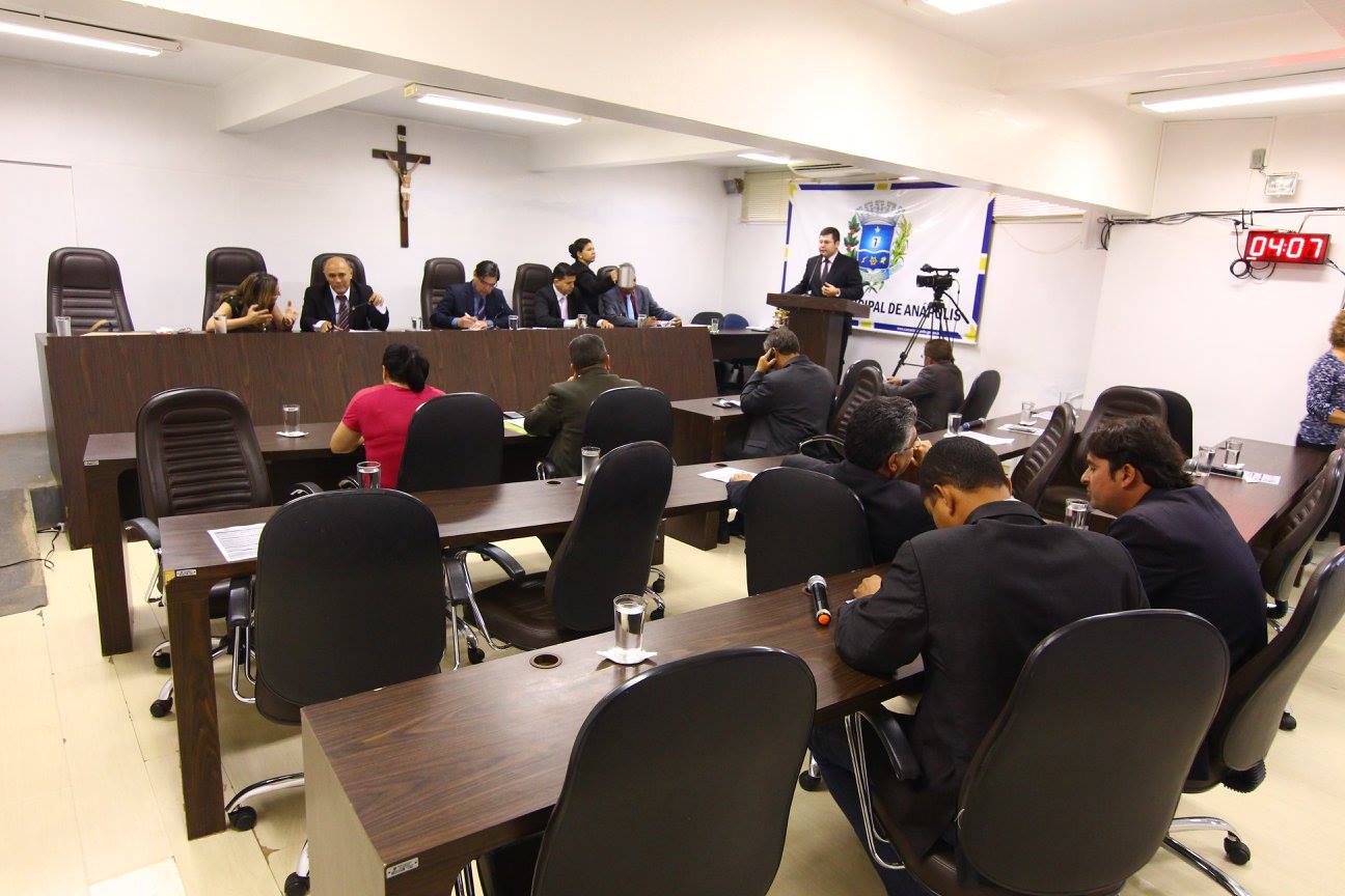 Vereadores discursam sobre celebração do Dia dos Pais em escolas 