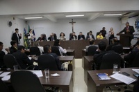 Vereadores lamentam morte de motociclista que bateu em caçamba e pedem mais rigor na fiscalização
