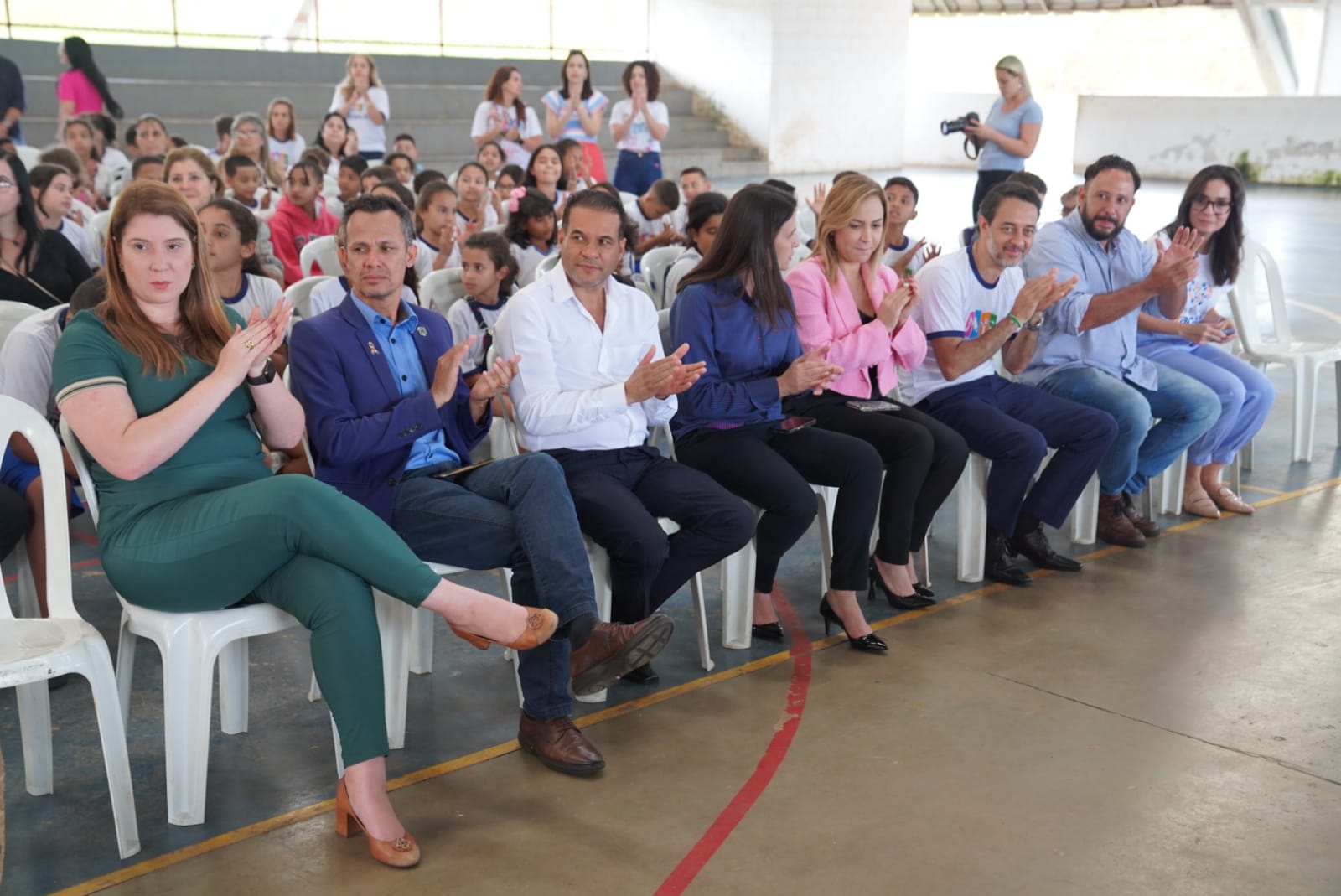 Vereadores participam da entrega de material escolar para alunos do Projeto IntegrAção