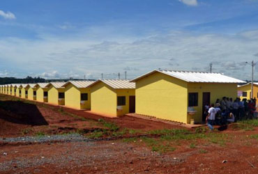  Vereadores participam de entrega de 200 casas populares