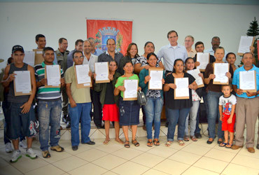 Vereadores participam de entrega de escrituras no Jardim Esperança