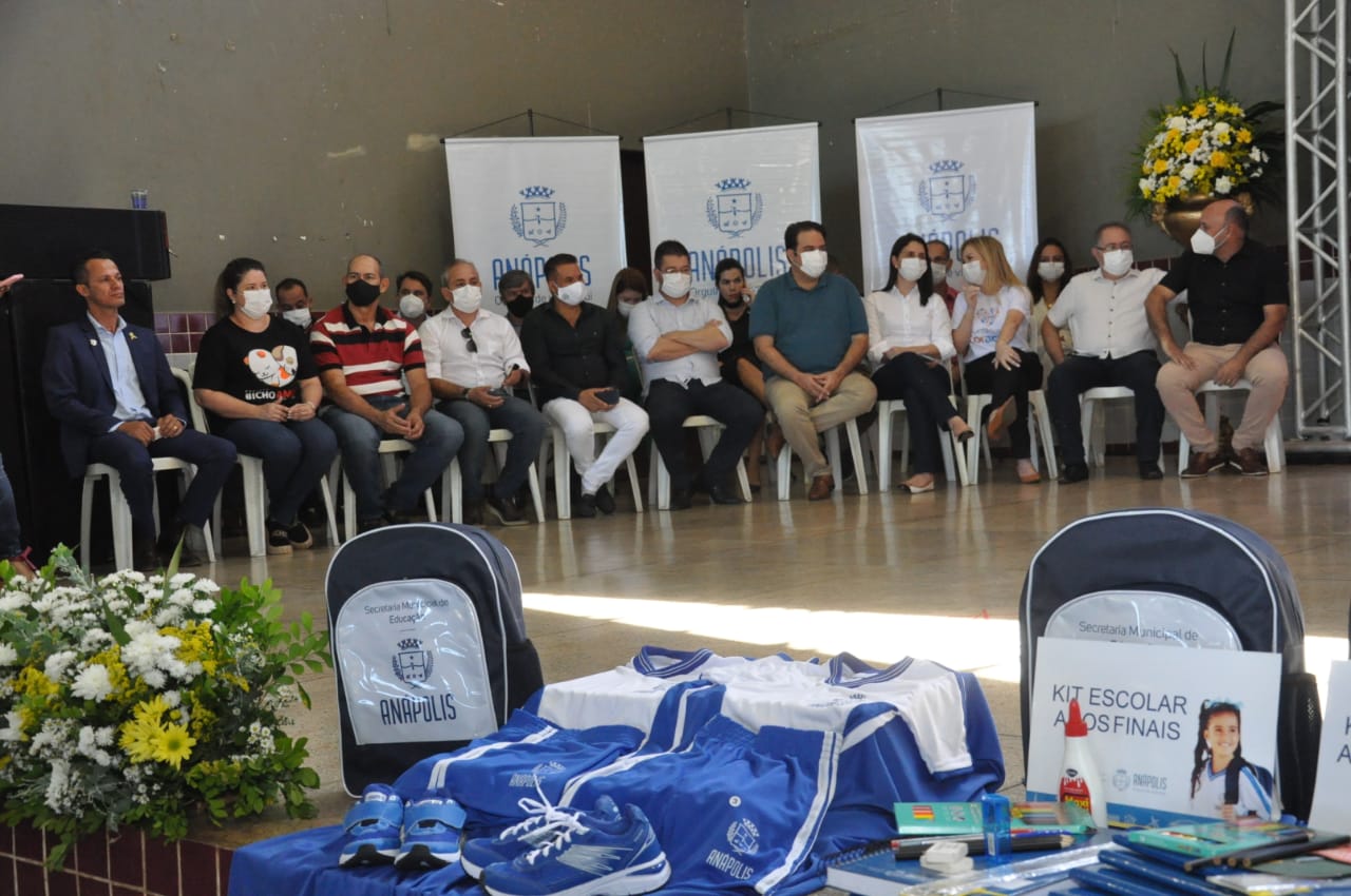 Vereadores participam de entrega de kits com uniforme e material escolar para estudantes da rede municipal