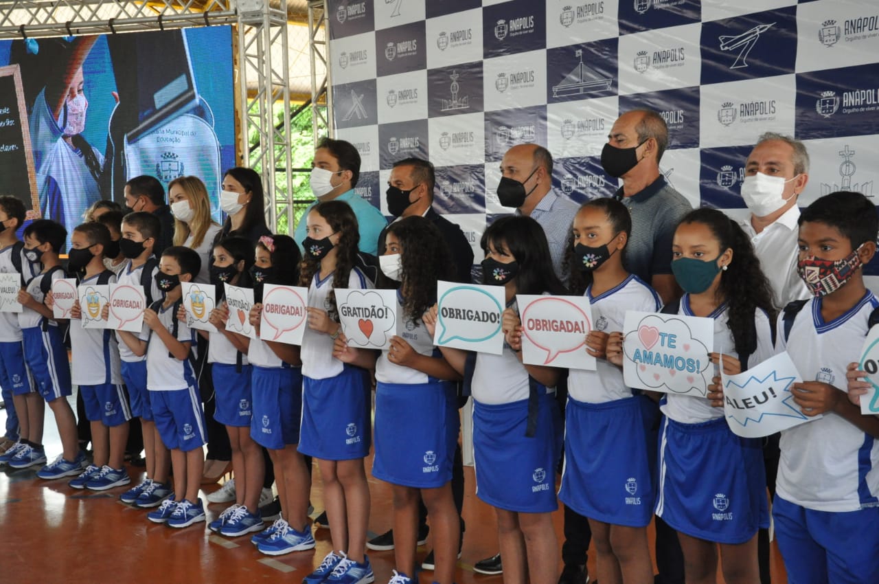 Vereadores participam de entrega de kits escolares na Escola Lena Leão